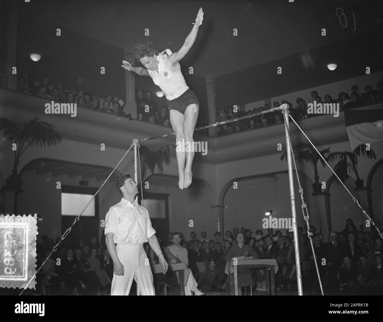 Championnats nationaux de gymnastique féminine Deventer Leni Gerritsen Date: 10 janvier 1954 lieu: Deventer mots clés: Turnchampionnats Nom: Gerritsen, Leni Banque D'Images