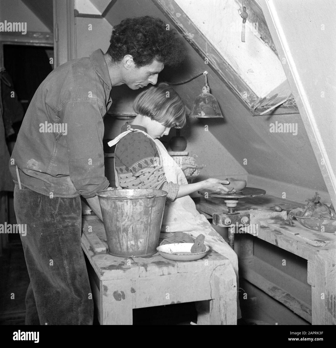 Bernadotte, professeur d'école internationale à une fille modélisation avec argile sur une chaise de pelle Date: Mars 1954 lieu: Danemark, Hellerup mots clés: Modélisation, outils, travail manuel, écoles internationales, argile, éducation artistique, élèves, cours, éducation, écoliers Banque D'Images