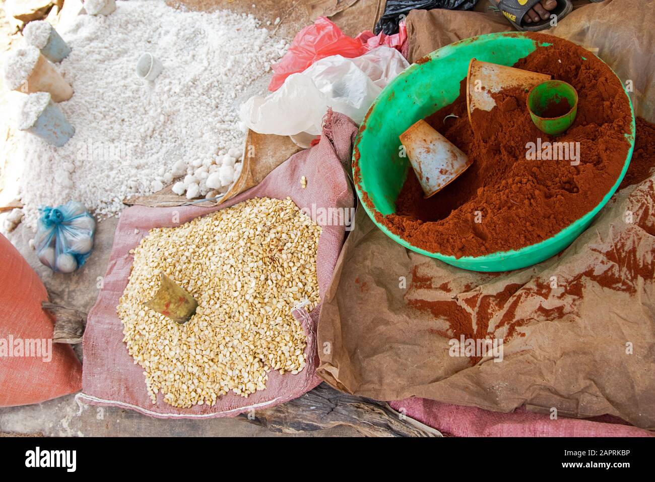 Sel, Chili et maïs sur le marché local de Bonga, dans la région de Kaffa, en Ethiopie Banque D'Images