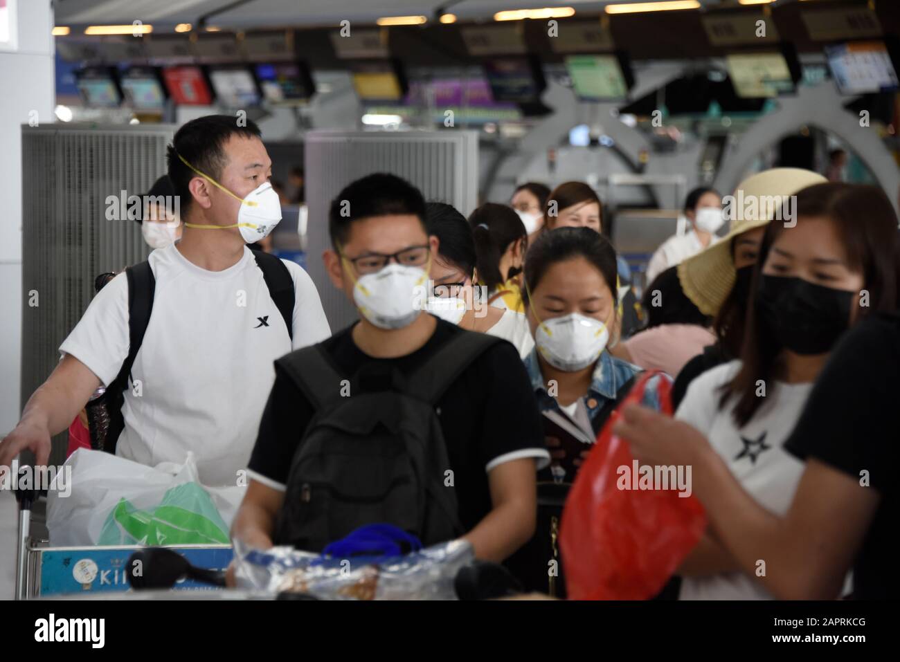Bangkok, Thaïlande. 24 janvier 2020. 2019-nCoV 2019 Éclosion du virus du Coronavirus du nCoV en Asie du Sud-est. Le personnel et Les Passagers portent des masques de protection contre Coronavirus, l'aéroport de Suvarnabhumi, Bangkok, Thaïlande. Le personnel et les passagers ont augmenté les mesures de biosécurité en portant des masques de protection du visage après que le Coronavirus a tué 26 personnes confirmées, et le nombre de cas atteint 1000. Il arrive à la veille du nouvel an chinois, où des millions de personnes dans toute l'Asie du Sud-est reviennent traditionnellement chez elles, augmentant le risque de propagation. Crédit: Stephen Barnes/Alay Live News Banque D'Images