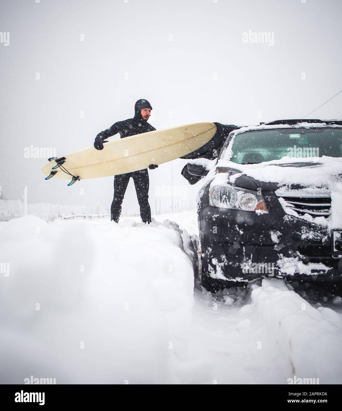 Surfboard on snow Banque de photographies et d'images à haute résolution -  Alamy