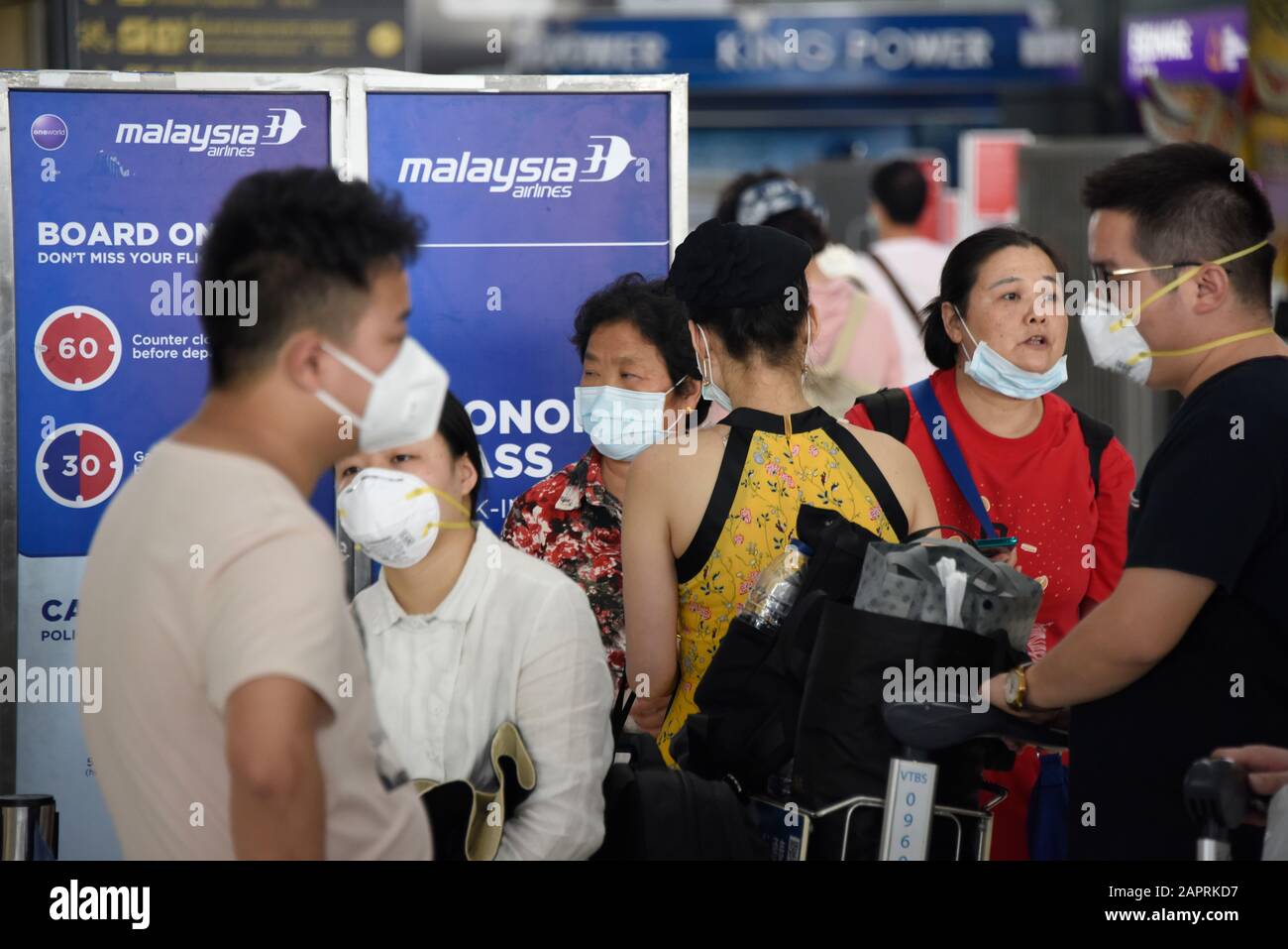 Bangkok, Thaïlande. 24 janvier 2020. 2019-nCoV 2019 Éclosion du virus du Coronavirus du nCoV en Asie du Sud-est. Le personnel et Les Passagers portent des masques de protection contre Coronavirus, l'aéroport de Suvarnabhumi, Bangkok, Thaïlande. Le personnel et les passagers ont augmenté les mesures de biosécurité en portant des masques de protection du visage après que le Coronavirus a tué 26 personnes confirmées, et le nombre de cas atteint 1000. Il arrive à la veille du nouvel an chinois, où des millions de personnes dans toute l'Asie du Sud-est reviennent traditionnellement chez elles, augmentant le risque de propagation. Crédit: Stephen Barnes/Alay Live News Banque D'Images