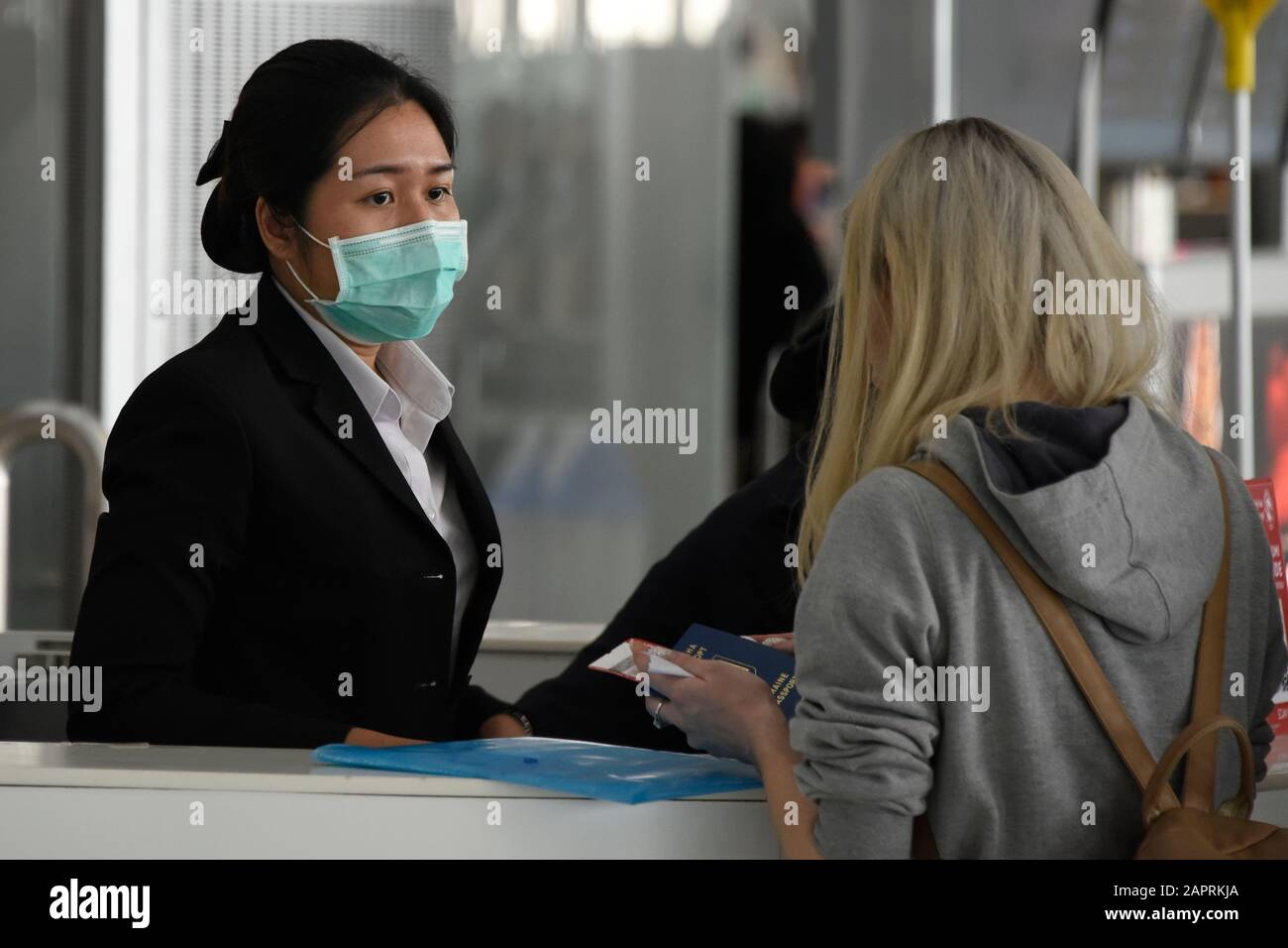 Bangkok, Thaïlande. 24 janvier 2020. 2019-nCoV 2019 Éclosion du virus du Coronavirus du nCoV en Asie du Sud-est. Le personnel et Les Passagers portent des masques de protection contre Coronavirus, l'aéroport de Suvarnabhumi, Bangkok, Thaïlande. Le personnel et les passagers ont augmenté les mesures de biosécurité en portant des masques de protection du visage après que le Coronavirus a tué 26 personnes confirmées, et le nombre de cas atteint 1000. Il arrive à la veille du nouvel an chinois, où des millions de personnes dans toute l'Asie du Sud-est reviennent traditionnellement chez elles, augmentant le risque de propagation. Crédit: Stephen Barnes/Alay Live News Banque D'Images