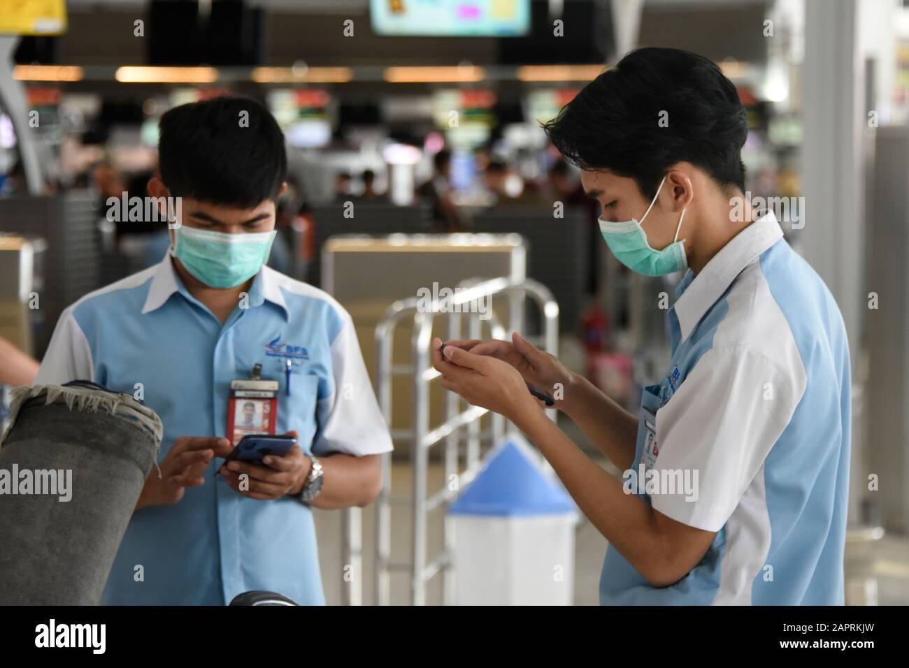 Bangkok, Thaïlande. 24 janvier 2020. 2019-nCoV 2019 Éclosion du virus du Coronavirus du nCoV en Asie du Sud-est. Le personnel et Les Passagers portent des masques de protection contre Coronavirus, l'aéroport de Suvarnabhumi, Bangkok, Thaïlande. Le personnel et les passagers ont augmenté les mesures de biosécurité en portant des masques de protection du visage après que le Coronavirus a tué 26 personnes confirmées, et le nombre de cas atteint 1000. Il arrive à la veille du nouvel an chinois, où des millions de personnes dans toute l'Asie du Sud-est reviennent traditionnellement chez elles, augmentant le risque de propagation. Crédit: Stephen Barnes/Alay Live News Banque D'Images
