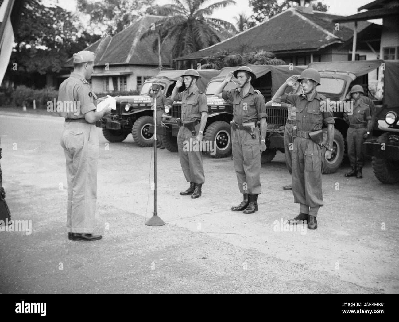 Bandjermasin assermenté [Trois officiers à saluer pendant que l'ordre de nomination est lu à haute voix] Date : 10 mai 1949 lieu : Bandjermasin, Borneo, Indonésie, Kalimantan, Antilles néerlandaises de l'est Banque D'Images