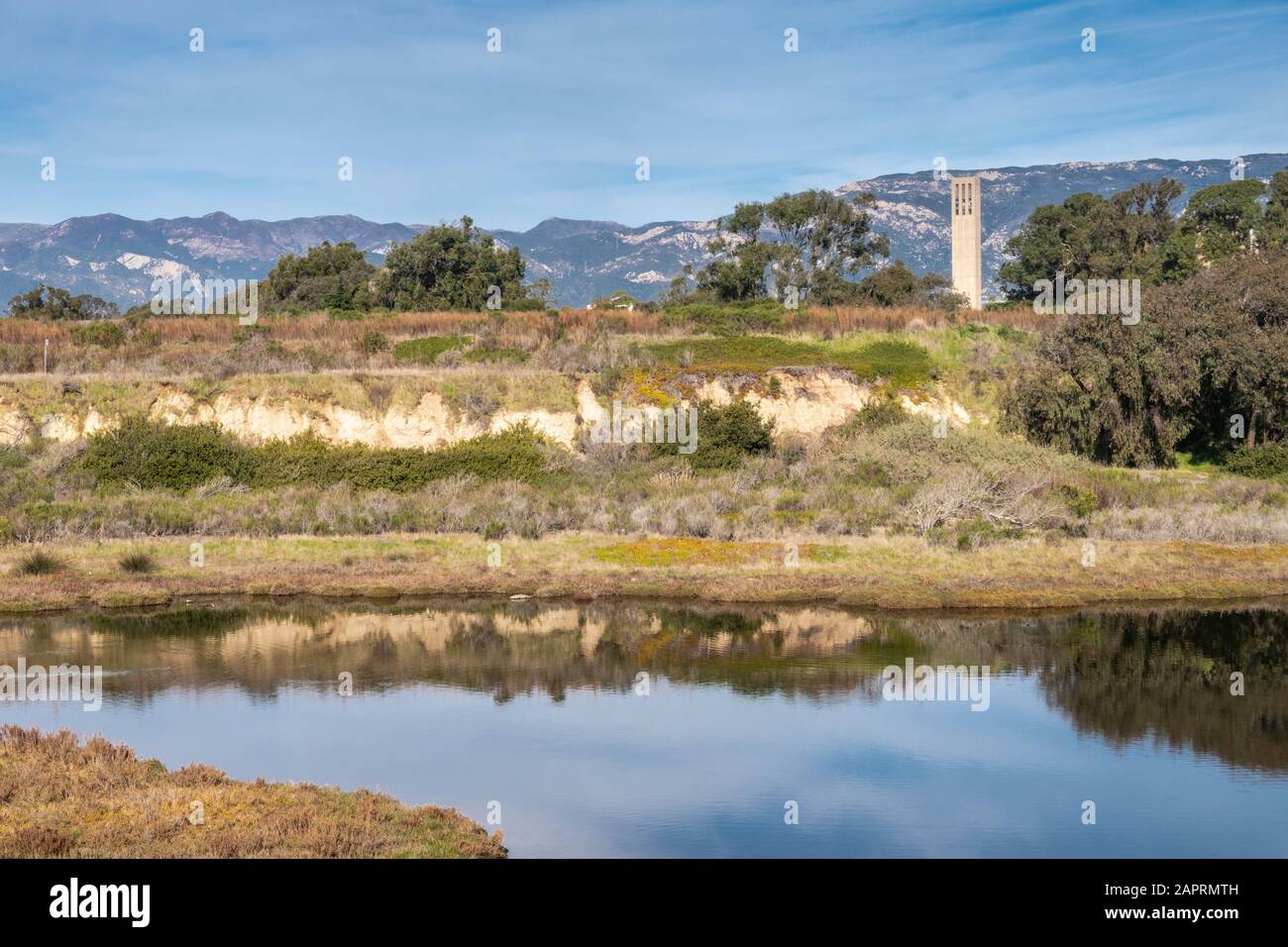 Goleta, CA, États-Unis - 2 janvier 2020: UCSB, Université California Santa Barbara. La tour de la cloche est jouée au-dessus des dunes et de la végétation verte entourant Campus Lago Banque D'Images
