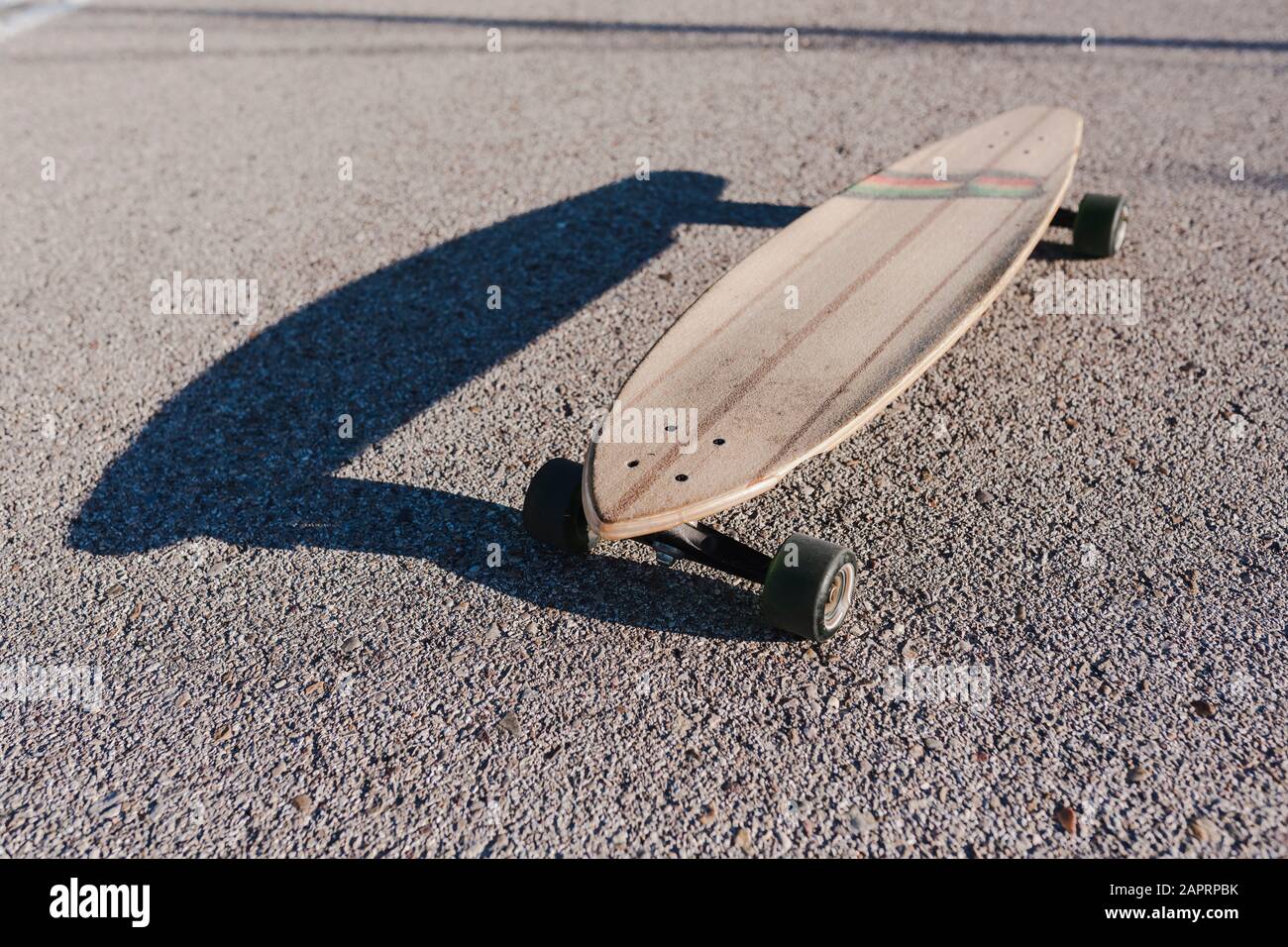 Longboard isolé dans l'asphalte Banque D'Images
