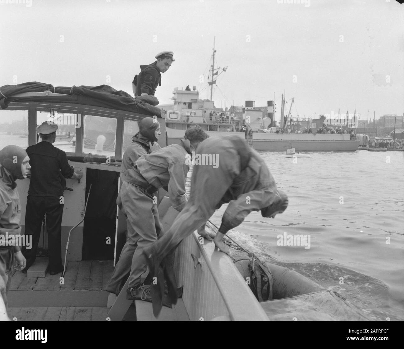 Démonstration de plongée Amsterdam pendant la flotte Schouw, frogvorsman prend une plongée Date: 6 septembre 1958 lieu: Amsterdam, Noord-Holland mots clés: Divers, marine, leetschouwen Banque D'Images