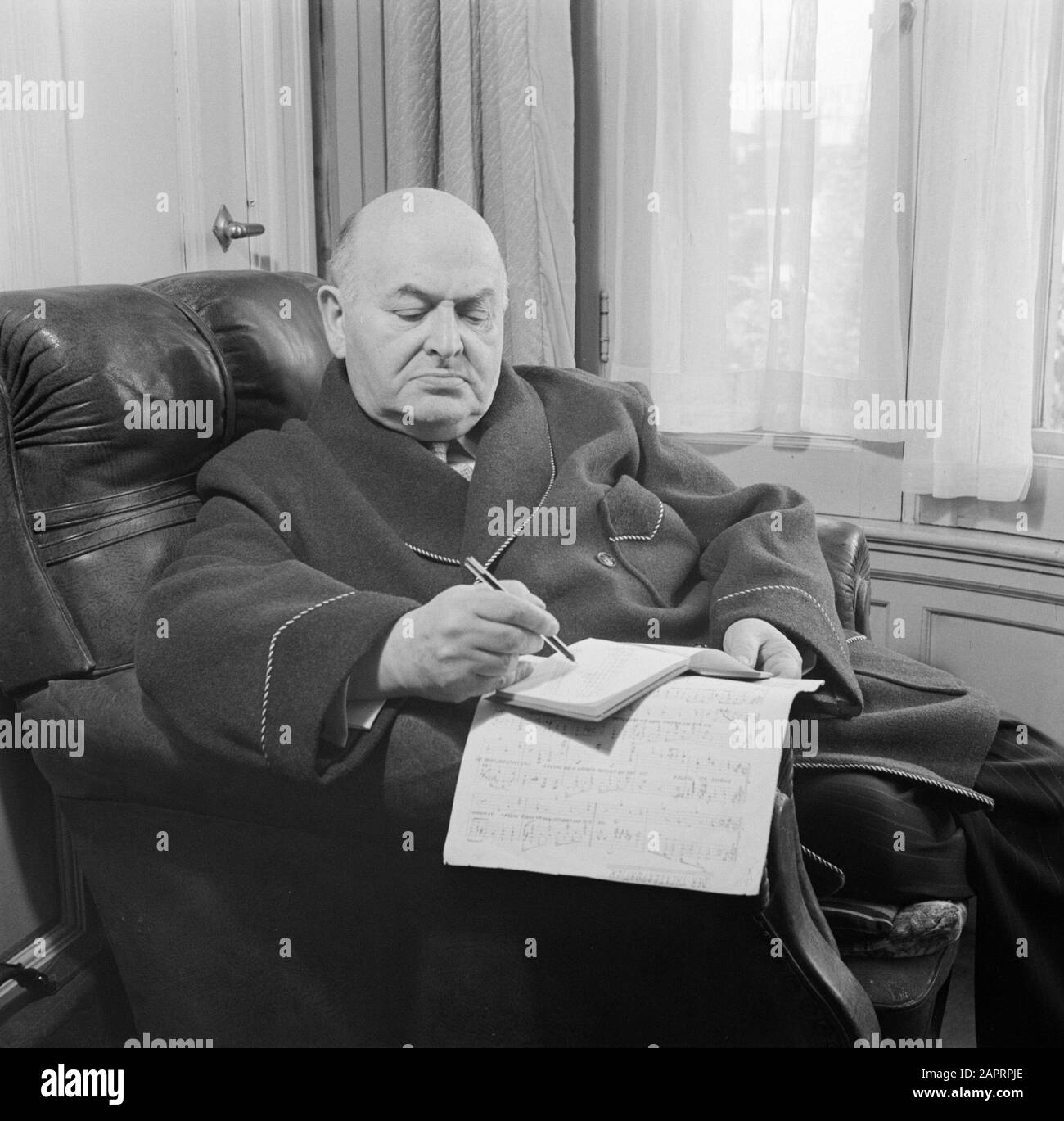 Rudolf Nelson célèbre le 75ème anniversaire comédien allemand et compositeur Rudolf Nelson (4 avril 1878—5 février 1960) composant dans sa chambre d'hôtel à l'hôtel Schiller à Amsterdam Annotation: L'hôtel Schiller est situé à Rembrandtplein Date: 1 octobre 1952 lieu: Amsterdam, Noord-Holland mots clés: Cabaretiers, compositeurs, portraits personnels nom: Nelson, Rudolf Banque D'Images