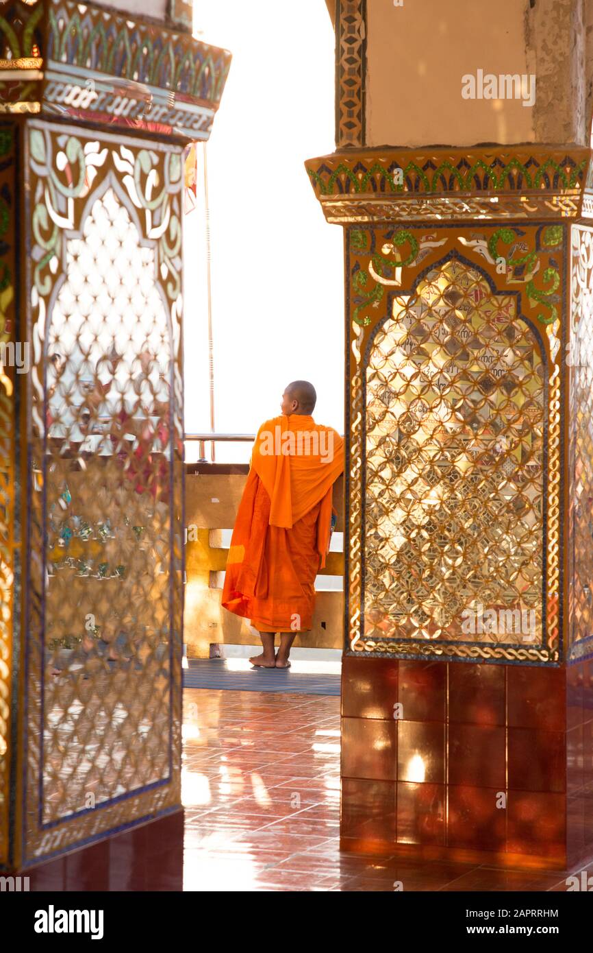 Jeune moine et pendant l'heure d'or à la pagode de su Taung Pyae Banque D'Images