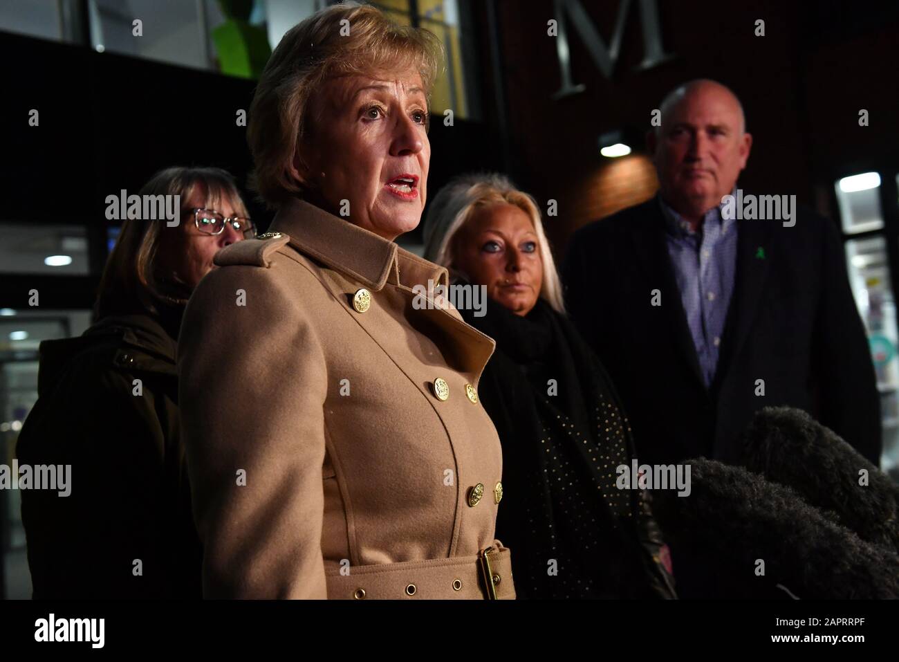 Le secrétaire aux affaires Andrea Leadsom (deuxième à gauche), la mère de Harry Dunn Charlotte Charles (centre) et le porte-parole de la famille Radd Seiger (à droite) à l'extérieur des bureaux du Conseil du Northamptonshire du Sud à Towcester, Après qu'ils se sont rencontrés à la suite de la nouvelle selon laquelle les États-Unis ont refusé d'extrader Anne Sacoolas qui est accusée de provoquer sa mort lors d'une collision routière en dehors de la RAF Broughton en août dernier. Banque D'Images