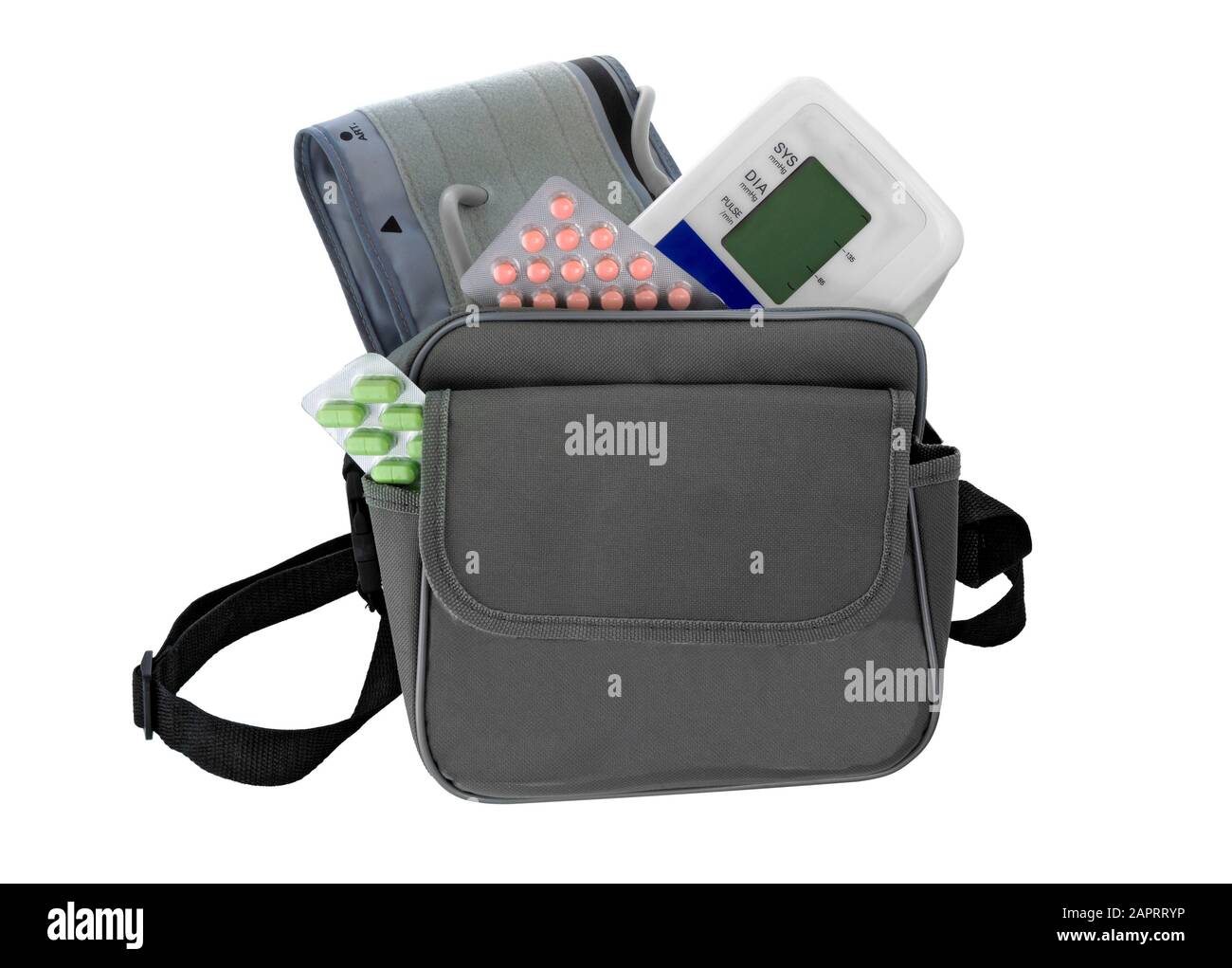 Moniteur de pression artérielle, pilules, sac sur fond blanc. Kit de médicaments. Concept de santé. Banque D'Images