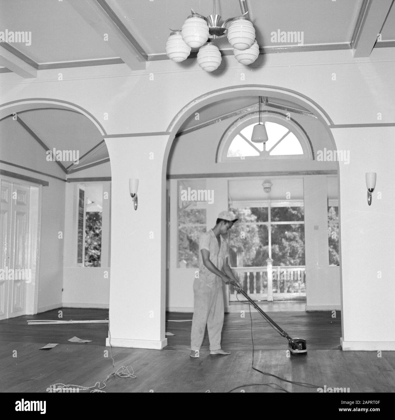 Antilles néerlandaises et Suriname au moment de la visite royale de la Reine Juliana et du Prince Bernhard en 1955 UN greffier nettoyant la salle du palais du gouverneur Date : 1 octobre 1955 lieu : Paramaribo, Suriname mots clés : intérieurs, nettoyage Banque D'Images