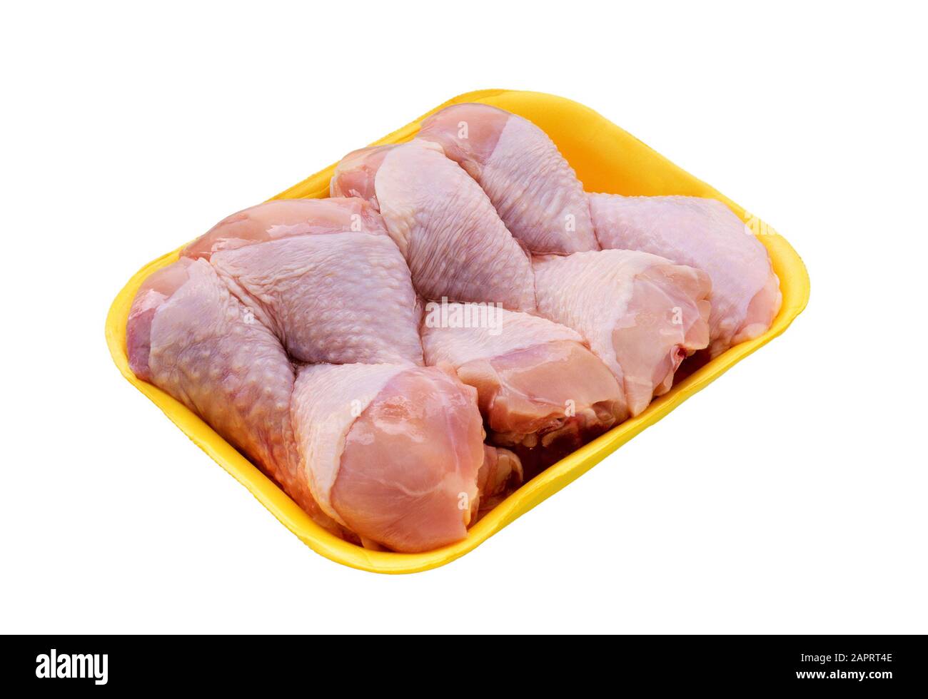 Pilons de poulet frais isolés sur blanc. Jambes de poulet cru. Banque D'Images