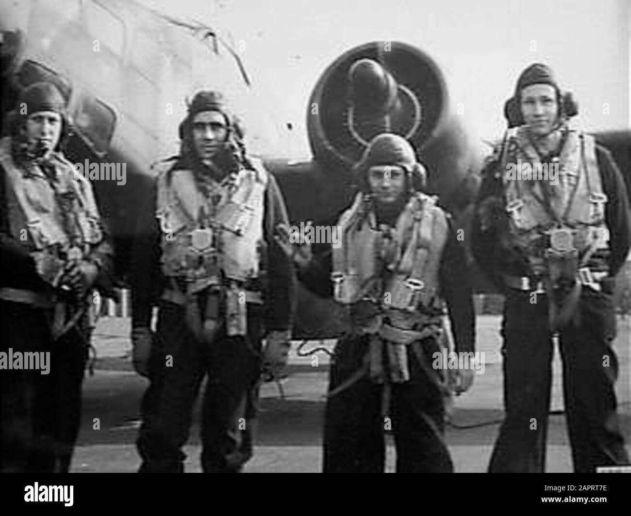 Équipage du Commandement côtier RAF du 320 e Escadron (néerlandais), pour un bombardier Hudson. [Probablement à la base de Pembroke Dock à Pembrokeshire, en Angleterre. De gauche à droite : Sergeant-flyer de réserve S. du Porto, pilote-officier 2 kl J.G. Roosenburg, Sergeant-télégrapher C. de Jong and corporal-Aerial shooter T. van Dijk] Annotation: Le nom officiel de la base aérienne était RAF Carew Cheriton Date: {1941-1943} lieu: Grande-Bretagne mots clés: Équipage, bombardiers, Air Force, Marine, World War II Nom personnel: Dike, T. van, Jong, C. de Porto, S. du, Roosenburg, G. Banque D'Images