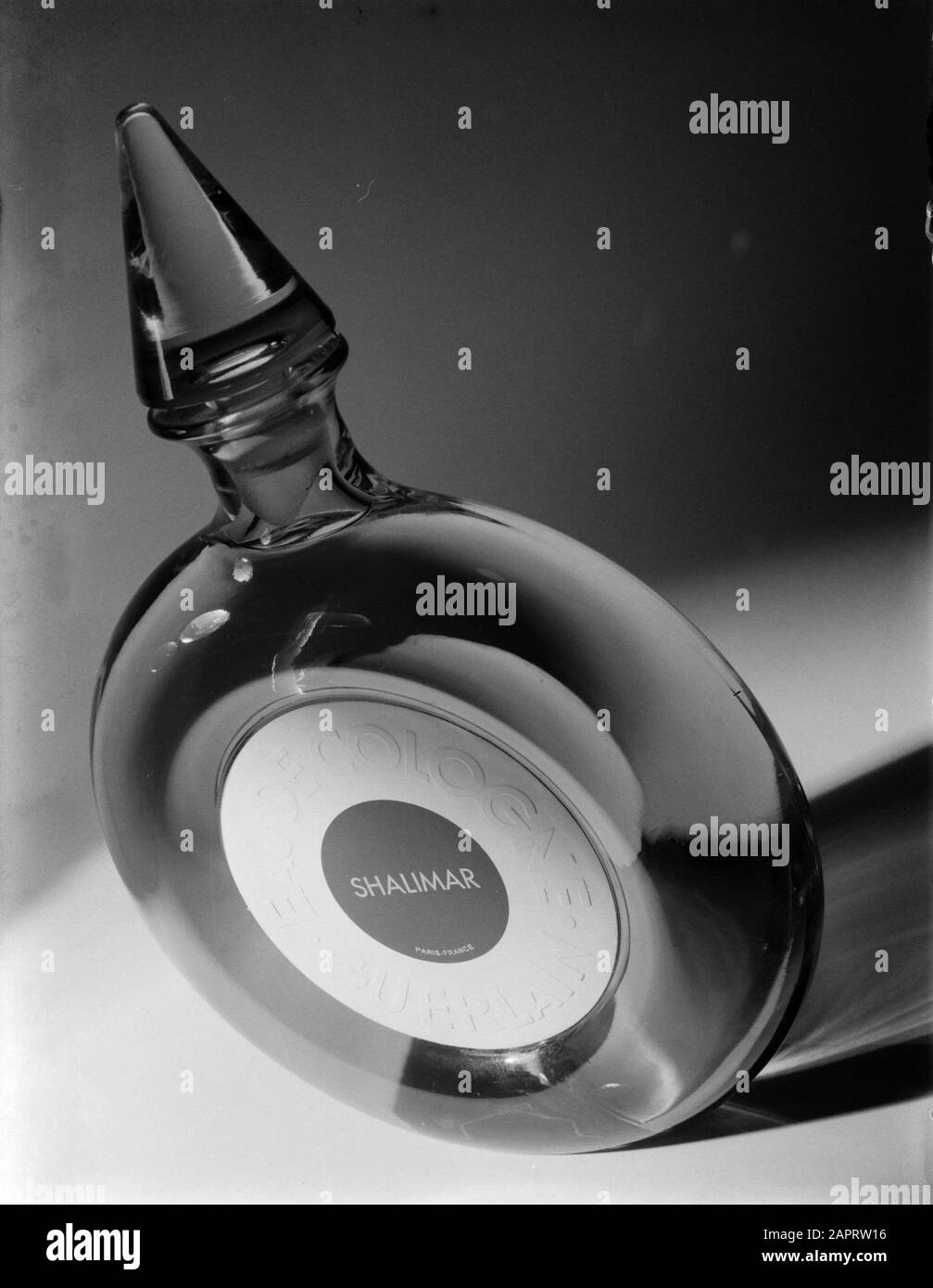 Publicité Photographie une bouteille de parfum Shalimar van Guerlain Date: 4 septembre 1936 lieu: France, Paris Banque D'Images