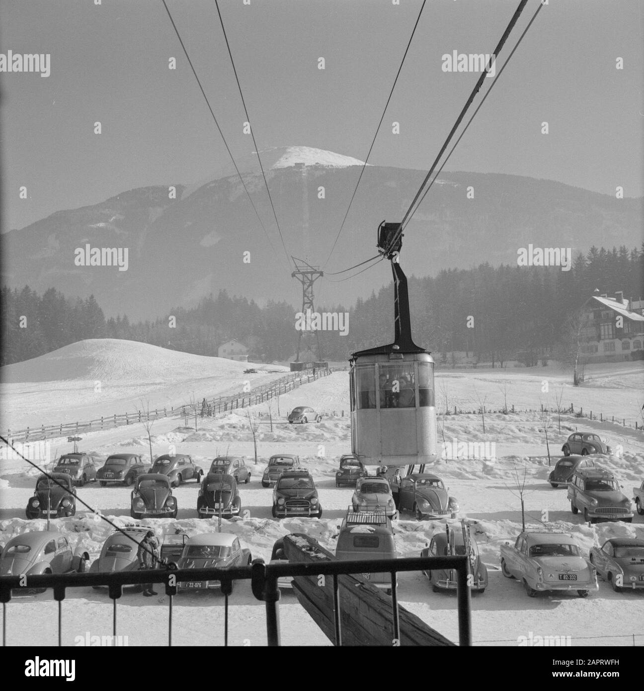 Hiver au Tyrol une télécabine du téléphérique au Patscherkofel au-dessus du parking Date: Janvier 1960 lieu: Igls, Autriche, Tyrol mots clés: Voitures, montagnes, téléphérique, paysages, ski, neige, vacances, hiver, sports d'hiver Banque D'Images