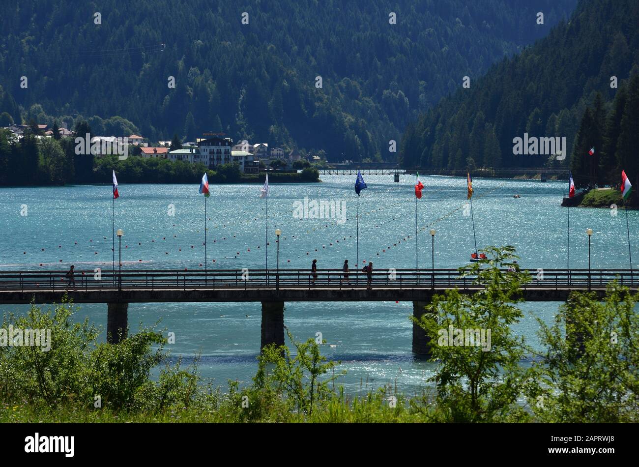 Un pont au-dessus du lac Auronzo vous permet d'atteindre la promenade sur la rive opposée Banque D'Images