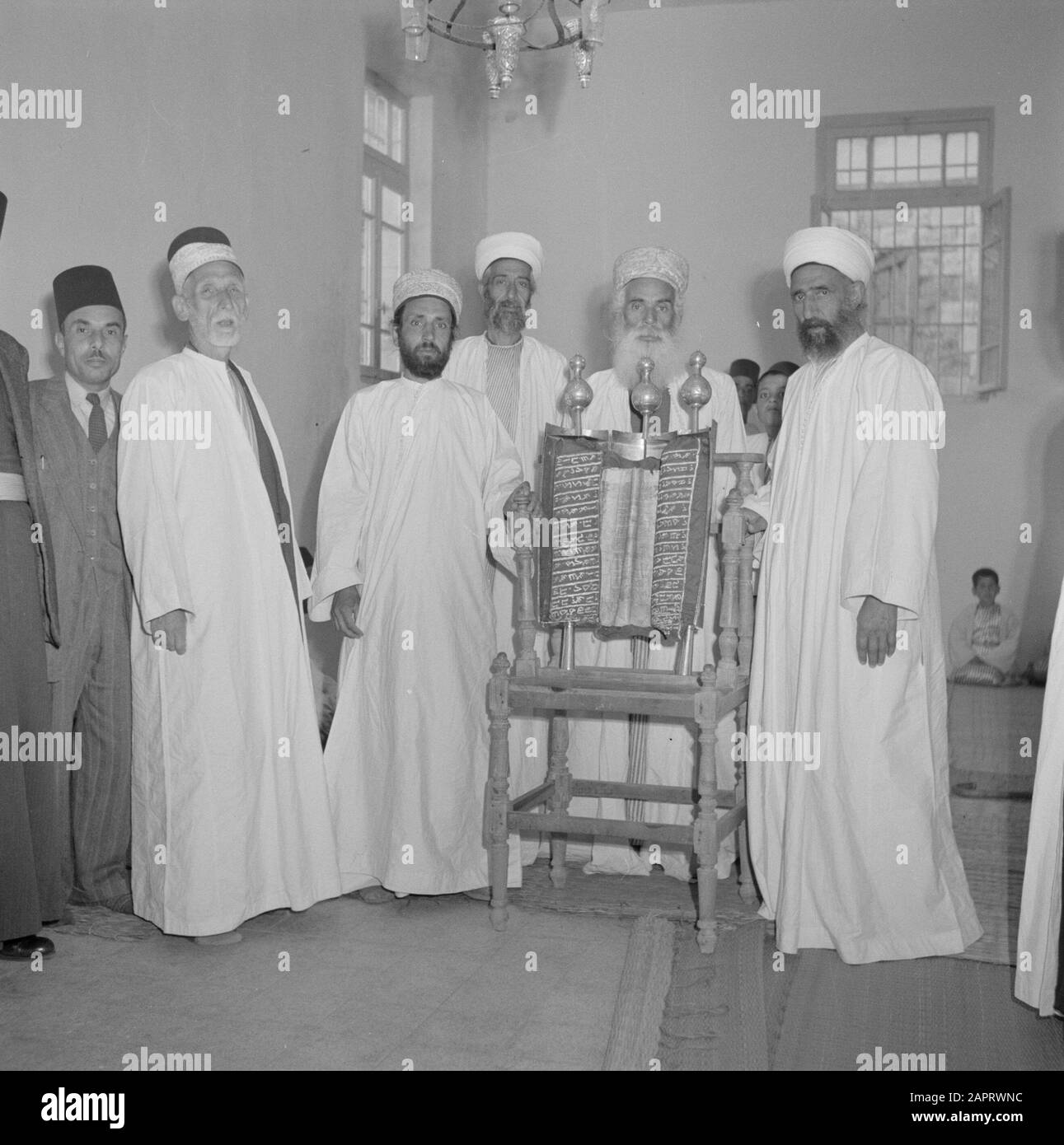 Moyen-Orient: Jordanie 1953 un groupe de samaritans dans leur maison de culte avec leur écriture sacrée (rôle de prière) Annotation: Au moment de l'enregistrement cet endroit était en Jordanie Date: 1 janvier 1950 lieu: Palestine, Jordanie, Sebaste mots clés: Saintes Écritures, samaritans Banque D'Images