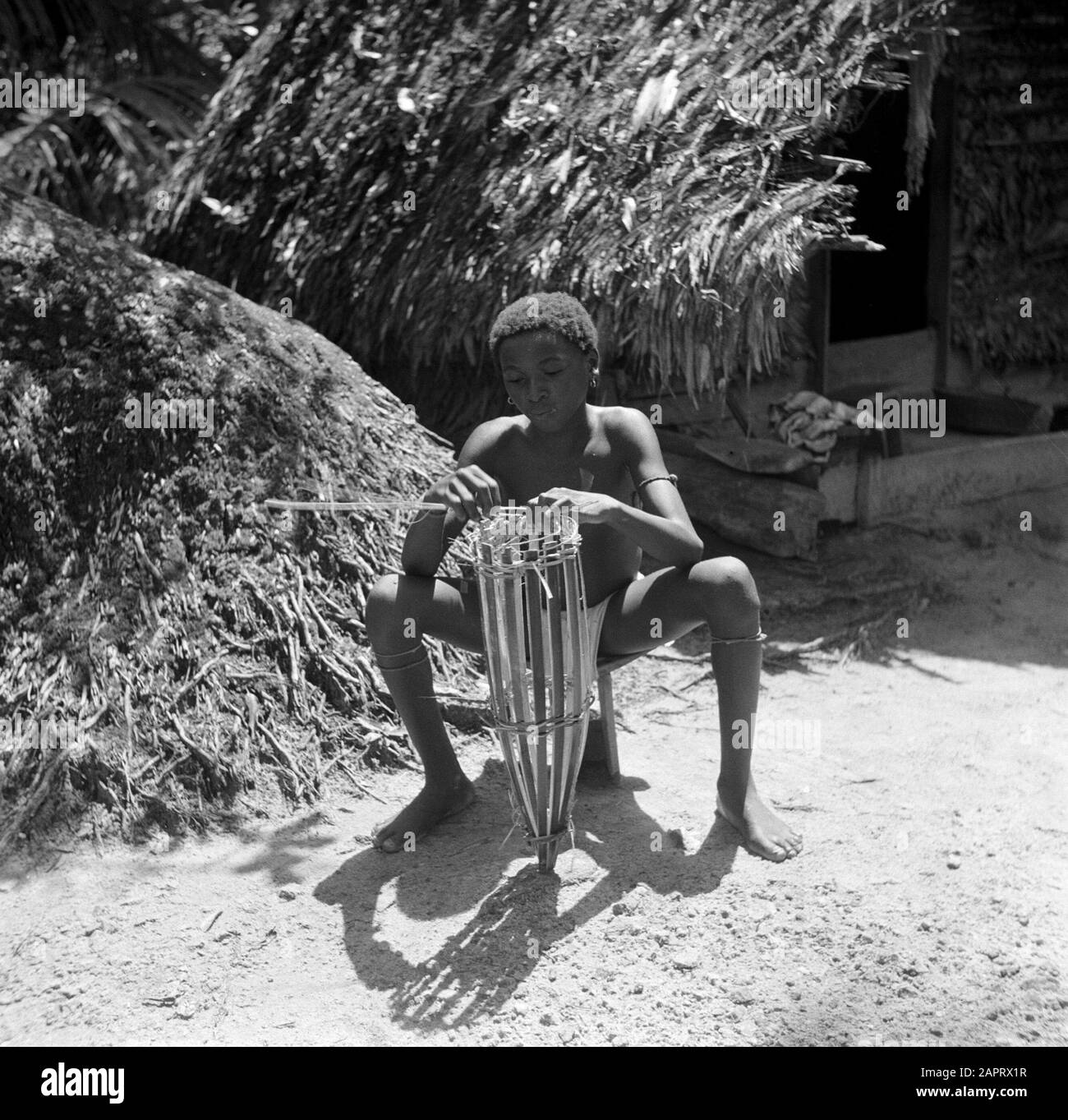 Voyage au Suriname et aux Antilles néerlandaises UNE jeune forêt créole lors du tressage d'une fête du poisson Date: 1947 lieu: Suriname mots clés: Population autochtone, pêche Banque D'Images