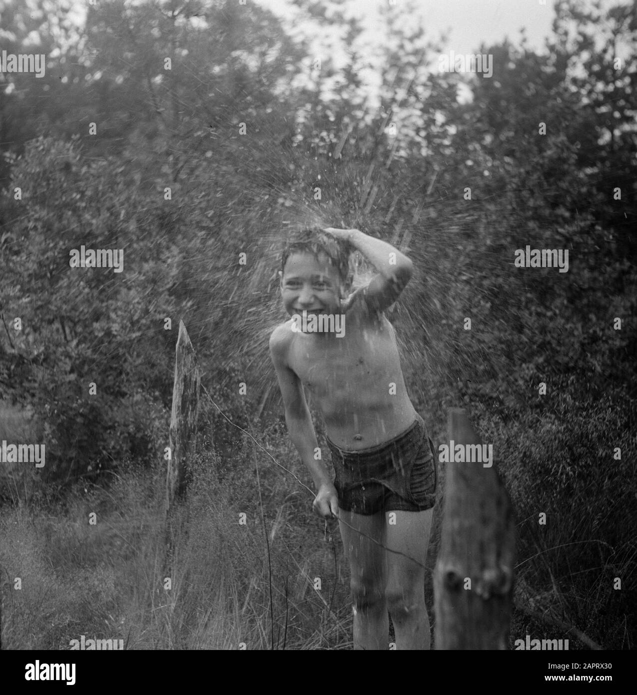 Photos de famille UN garçon est humide Annotation: Note: John Date: Non daté lieu: Aalst, Gueldre mots clés: Garçons Banque D'Images