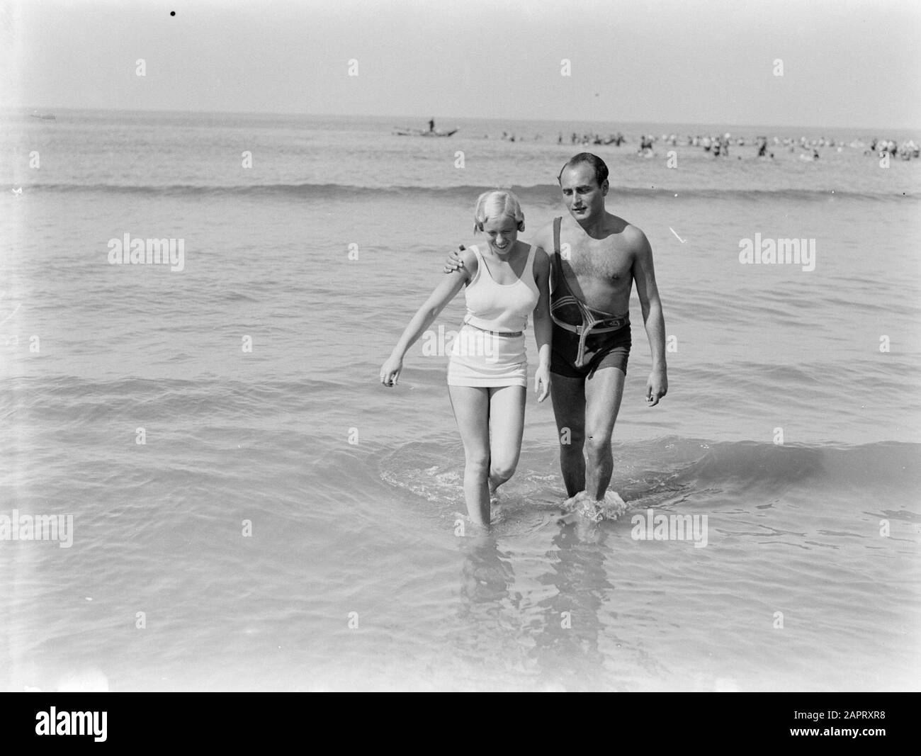Scheveningen. Un homme (Farrar?) et une femme (Yvonne?) dans la mer de Scheveningen Date : 1933 lieu : Scheveningen, Zuid-Holland mots clés : personnes, personnes, plages, mers Banque D'Images