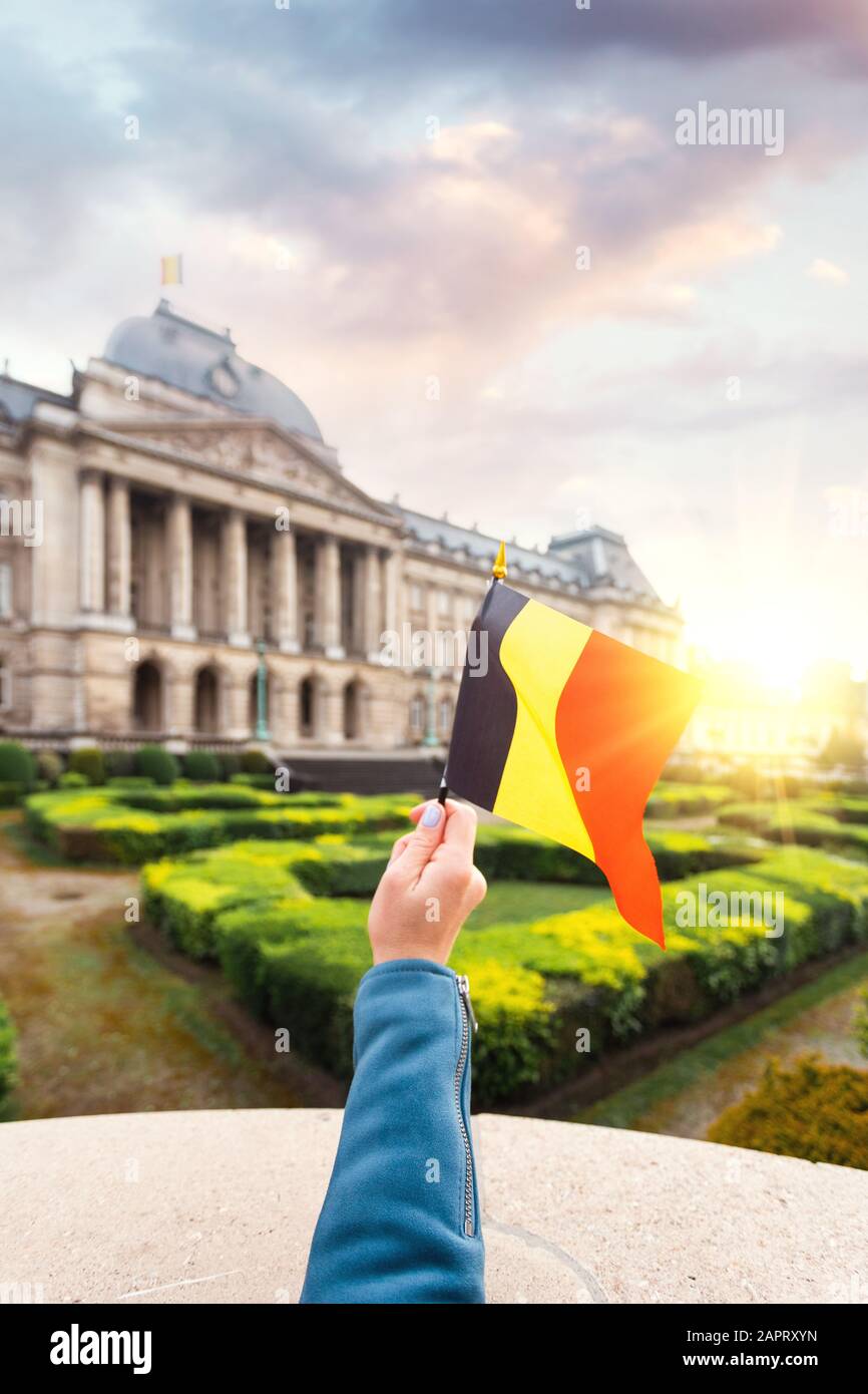 Femme tenant le drapeau belge dans le fond du palais royal de Bruxelles Banque D'Images
