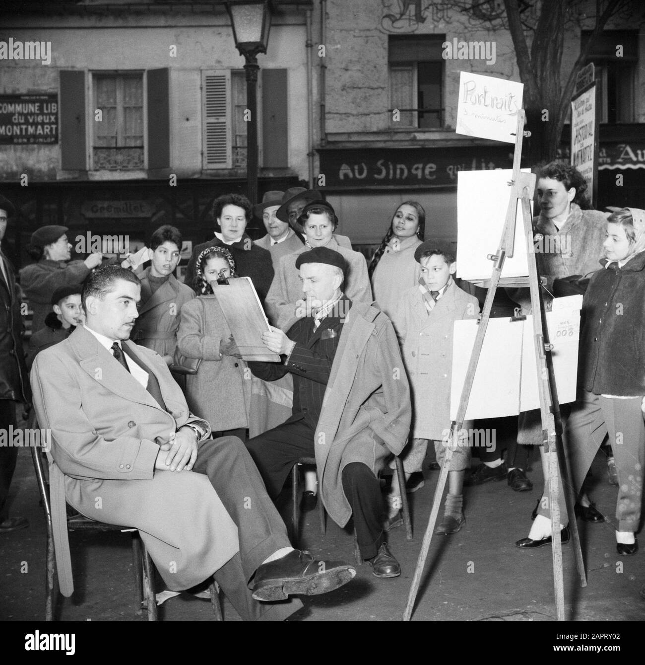 Paris un homme laisse la vue dépeinte par un rapporteur pour avis sur Montmartre Date: Non dépeint lieu: France, Paris mots clés: Portraits, public, sculptures de rue, dessinateurs Nom personnel: Montmartre Banque D'Images