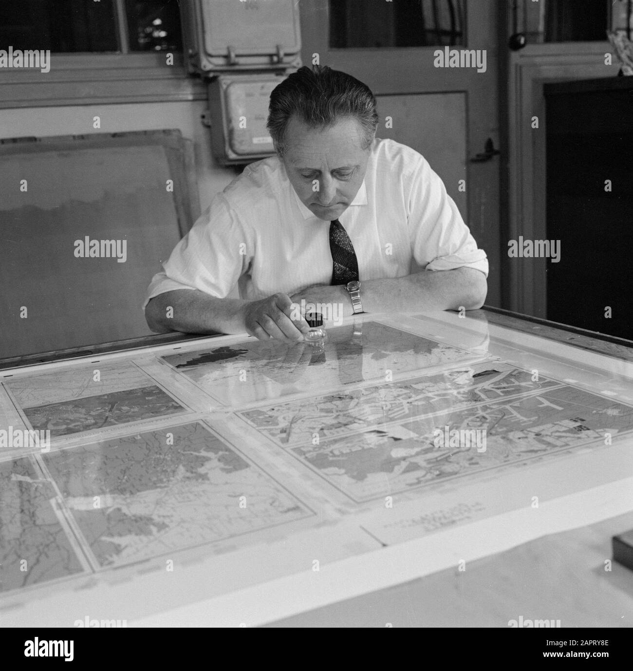 Reportage Publisher Wolters, Groningue employé qui vérifie les épreuves Date: Août 1965 lieu: Groningue (ville) mots clés: Impression, cartes, éditeurs Nom de l'institution: J B. Wolters Banque D'Images