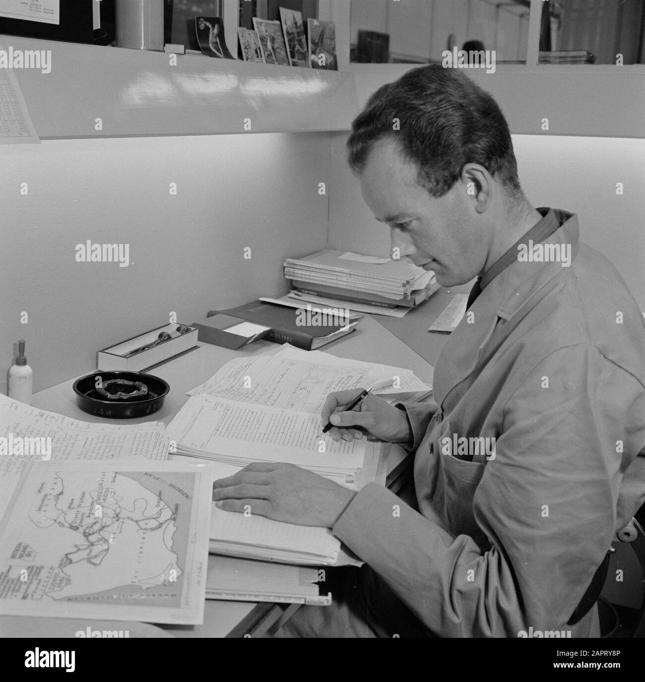 Reportage Éditeur Wolters, Groningue un employé vérifie une preuve Date: Août 1965 lieu: Groningue (ville) mots clés: Impression, Édition Nom de l'institution: J B. Wolters Banque D'Images