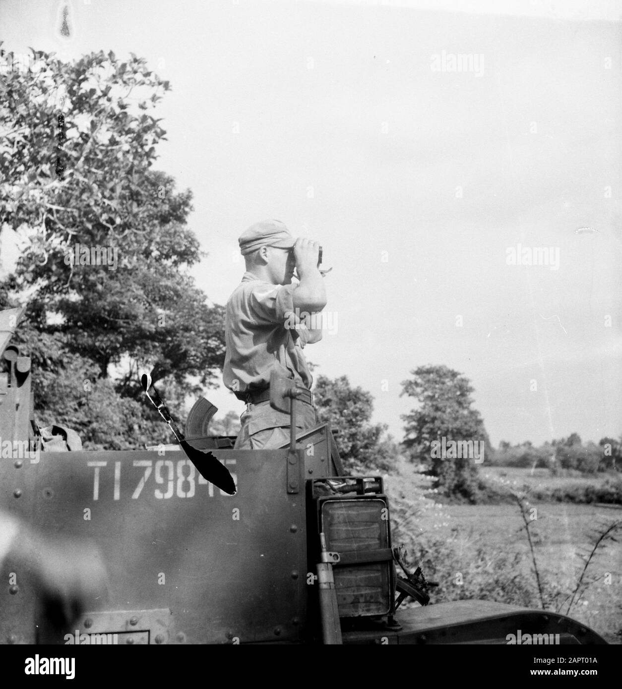Action de purification Tangerang 4-11 RI et 4-9 RI Un officier observe l'environnement par des jumelles d'un porteur Date: Septembre 1947 lieu: Indonésie, Pays-Bas-Indies Banque D'Images