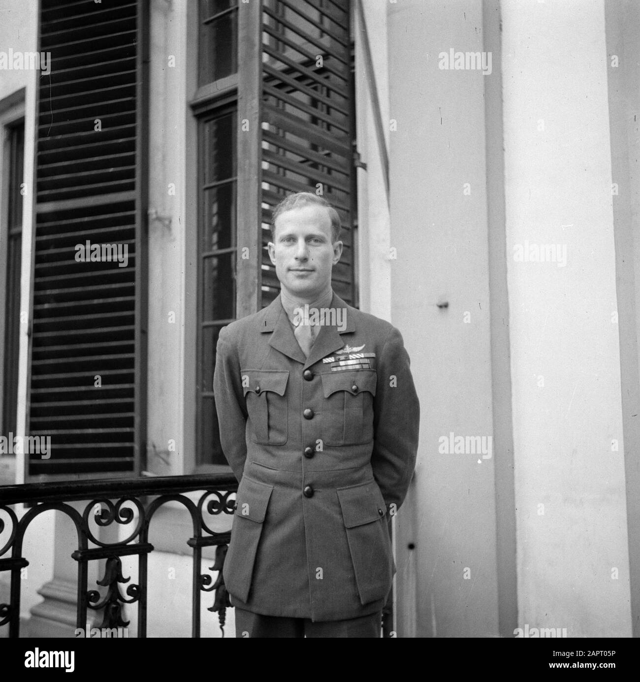 La reine Wilhelmina reçoit un groupe de scouts britanniques au palais Het Loo un officier, peut-être un adjudant de la Reine Date: Non daté lieu: Apeldoorn, Gueldre mots clés: Maison royale, militaire, portraits Banque D'Images