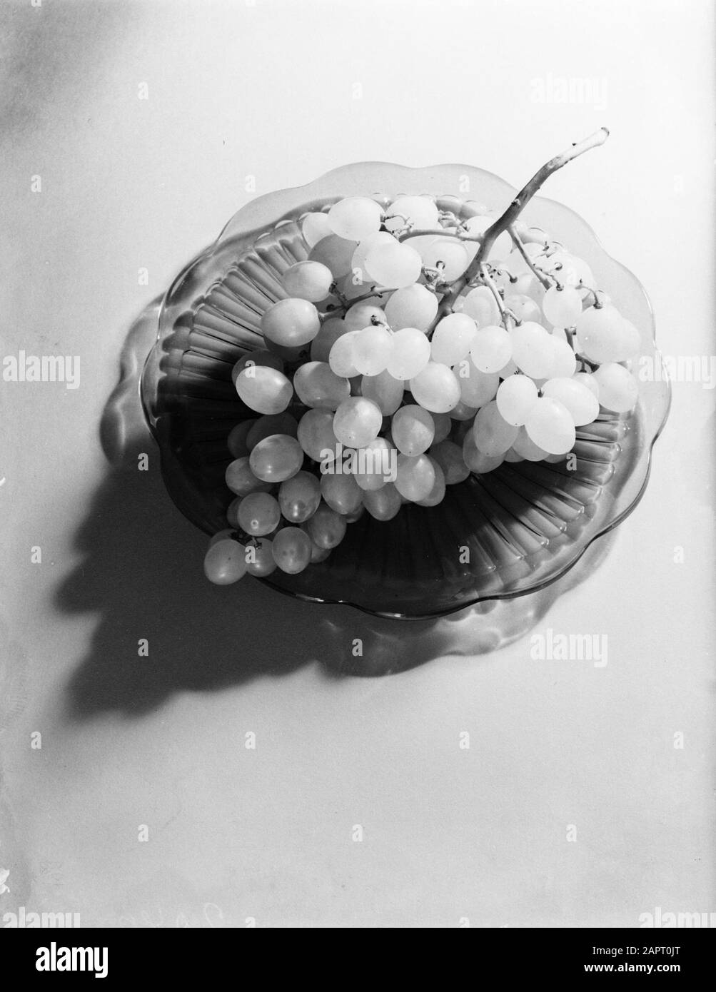 Publicité Photographie UN bol avec un bouquet de raisins blancs Date: 1 janvier 1932 mots clés: Raisins, fruits Banque D'Images