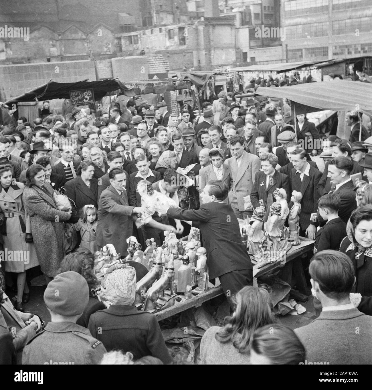 Marché à Petticoat Lane, Londres un employé de stand loure sa marchandise à l'annotation: Sur la carte catalogue correspondante Van de Poll mentionne: «ici pour monsieur! ' Date: 1947 Lieu: Angleterre, Londres Mots Clés: Marchés Banque D'Images