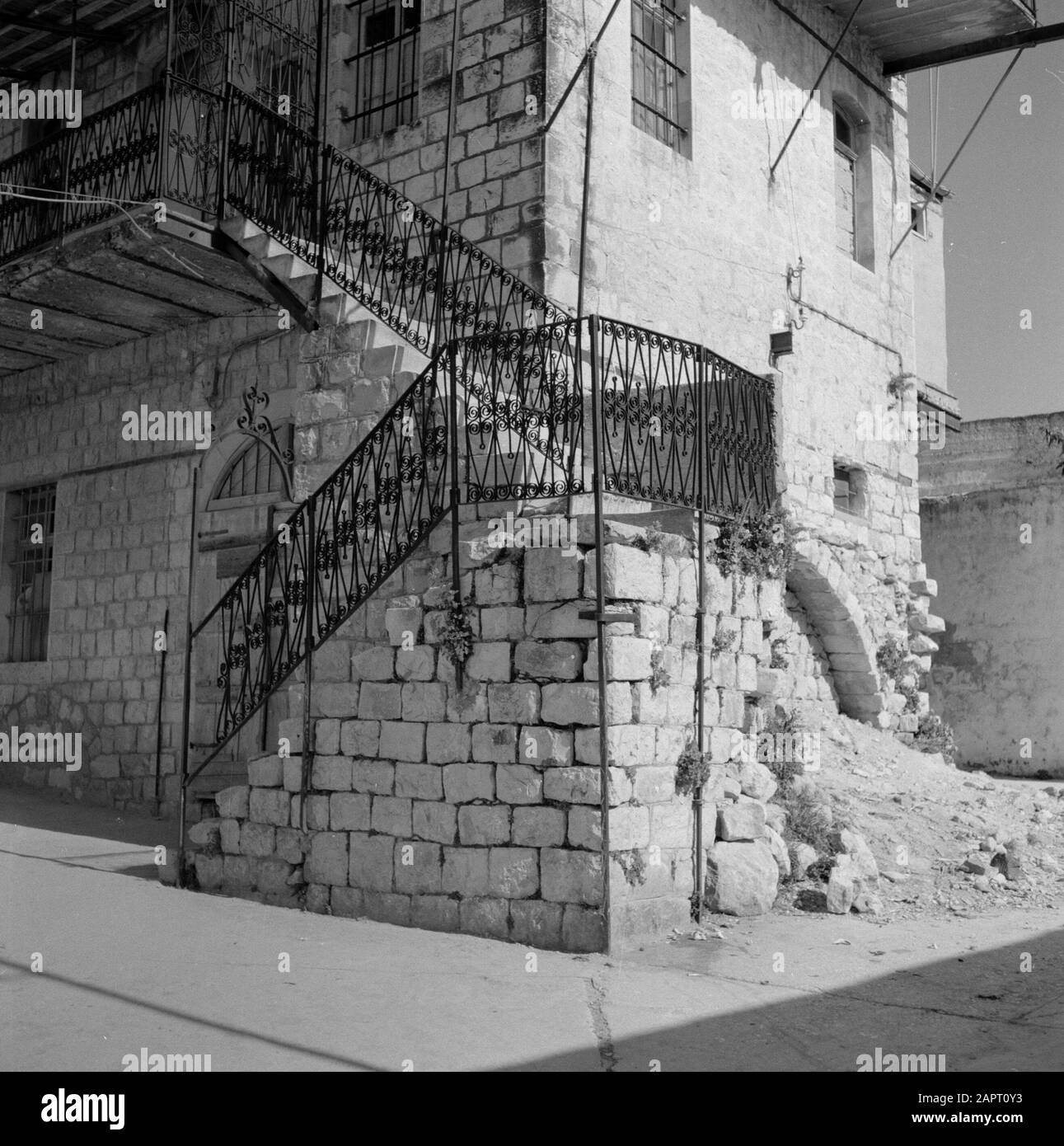 Une petite rue à Safad (Safed) avec une maison avec un escalier en briques menant à un balcon. Balcon et escaliers ont une clôture en fer forgé Date: Non dédrée lieu: Israël, Safad, Safed mots clés: Balcons, clôtures, fer, sculptures de rue, escaliers, maisons Banque D'Images