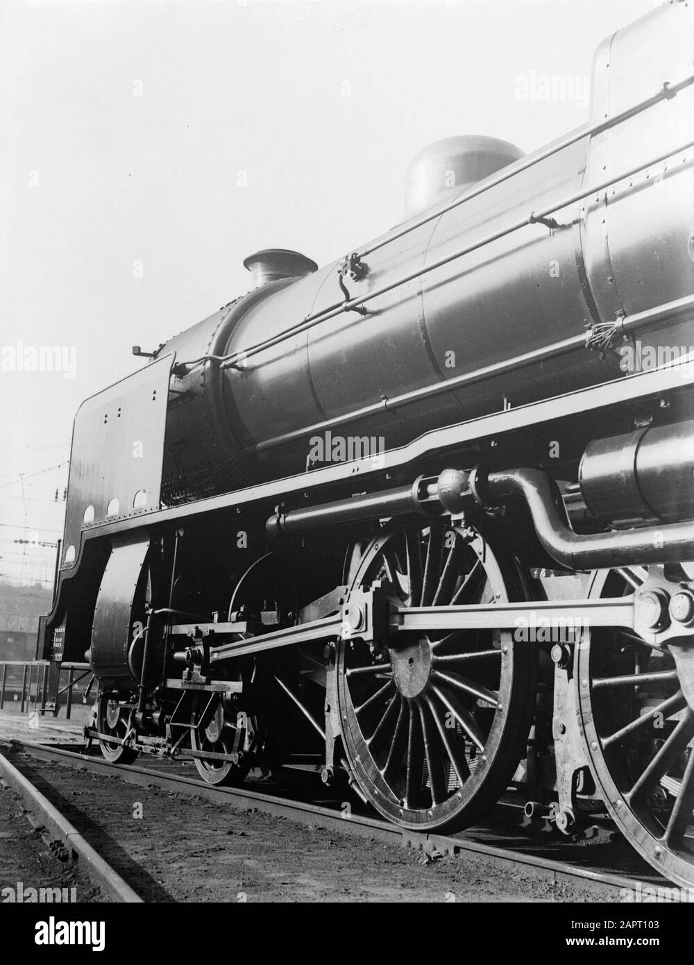 Reportage Nederlandse Spoorwegen une locomotive à vapeur stationnaire sur des voies ferrées près de la gare centrale Date: 1932 lieu: Amsterdam, Noord-Holland mots clés: Chemins de fer, locomotives à vapeur : Poll, Willem van de Banque D'Images