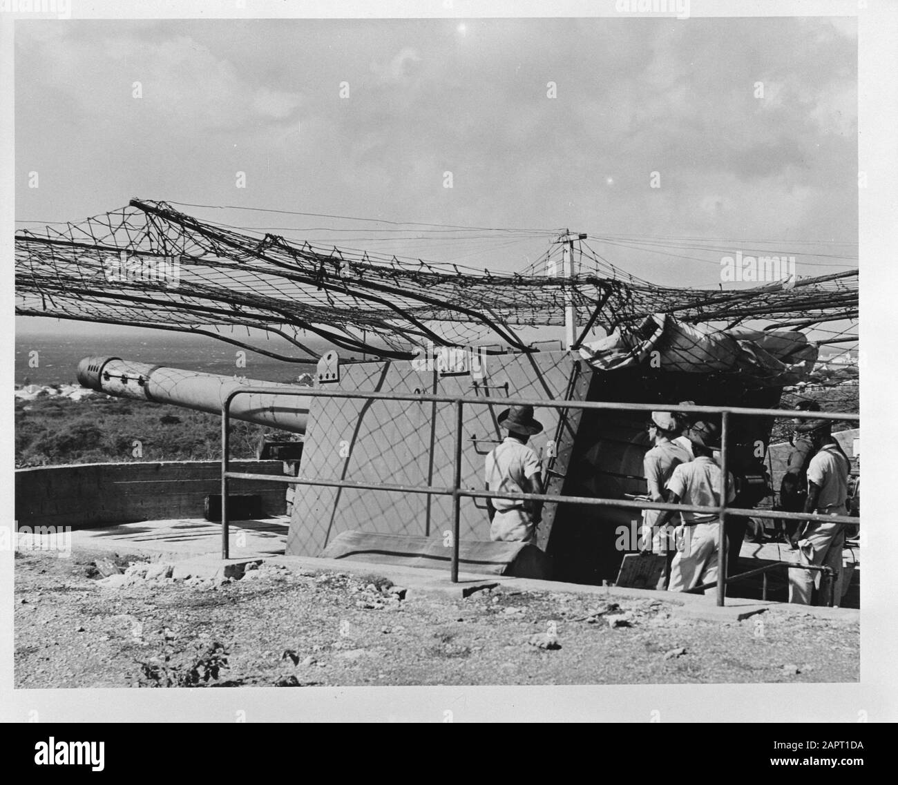 Wi [Antilles]/Anefo série Londres Une des batteries côtières qui protègent les grandes raffineries de pétrole Curaçao. Ici, un groupe d'armes Curaçao avec des officiers néerlandais pratique le tir des cibles en mer. Note le camouflage raid anti-air Date: {1940-1945} lieu: Curaçao mots clés: Exercices, officiers, seconde Guerre mondiale, défense Banque D'Images