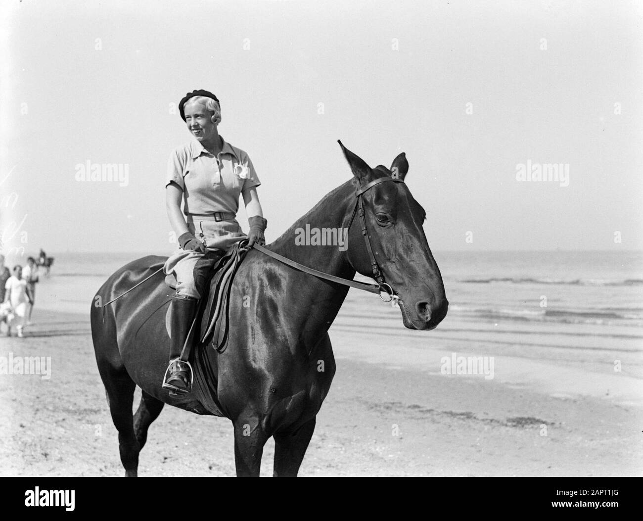 Scheveningen. Une femme (Yvonne?) avec un cheval sur la plage à Scheveningen Date: 1933 lieu: Scheveningen, Zuid-Holland mots clés: Chevaux, plages Banque D'Images