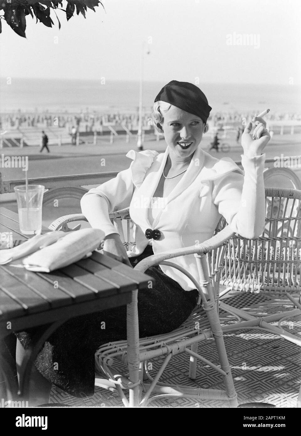 Scheveningen. Une femme (Yvonne?) fume une cigarette sur le boulevard de Scheveningen Date: 1933 lieu: Scheveningen, Zuid-Holland mots clés: Terrasses, femmes Banque D'Images