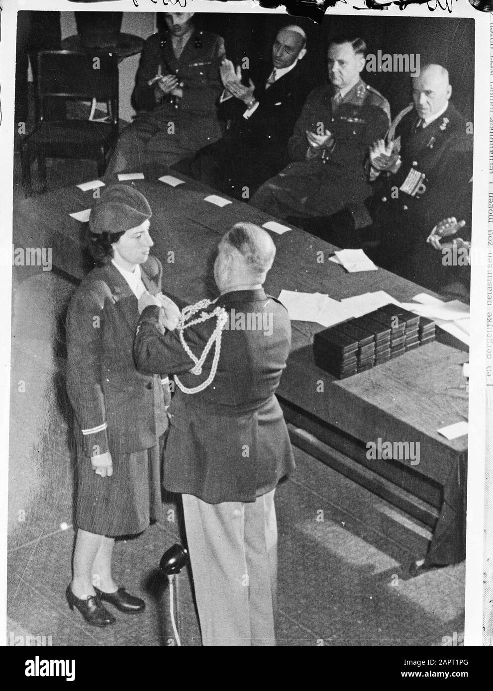 Trix Terwindt (agent secret de la seconde Guerre mondiale) obtient la médaille de base Date: 18 janvier 1947 mots clés: Prix, femmes Nom personnel: Terwindt, B.W.M.A., Terwindt, Trix Banque D'Images