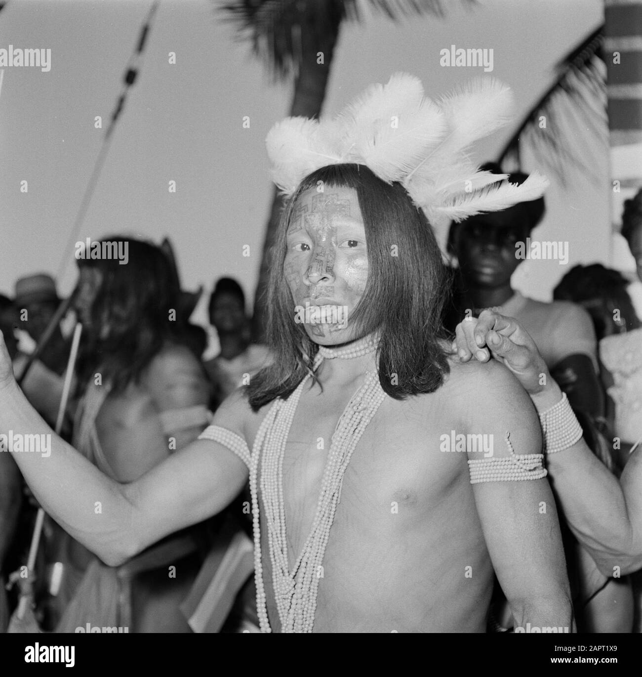 Antilles néerlandaises et Suriname au moment de la visite royale de la Reine Juliana et du Prince Bernhard en 1955 A Wajana-Indian à Albina Date: 31 octobre 1955 lieu: Albina, Suriname mots clés: Indiens, Indiens Nom personnel: Wayana Banque D'Images