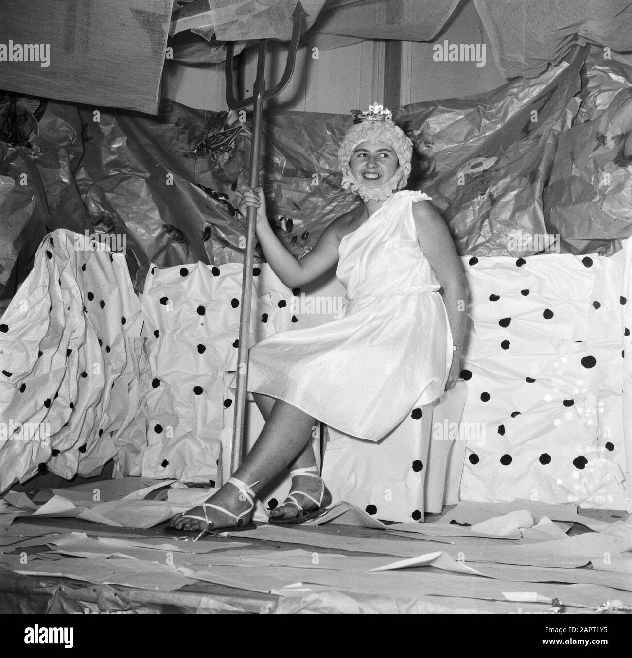 Fête de Sainte Cathédrale à Paris, la fête des maisons de mode françaises le 25 novembre UNE femme vêtue comme la mer grecque dieu Poseidon Annotation: À Paris, la fête de Sainte Cathédrale célébrée par les filles qui sont encore non mariées à 25 ans, travaillant dans l'industrie de la mode. Sainte Cathédrale est leur condescendance Date: {1950-1955} lieu: France, Paris mots clés: Vacances, fêtes, costumes, maisons de mode Banque D'Images