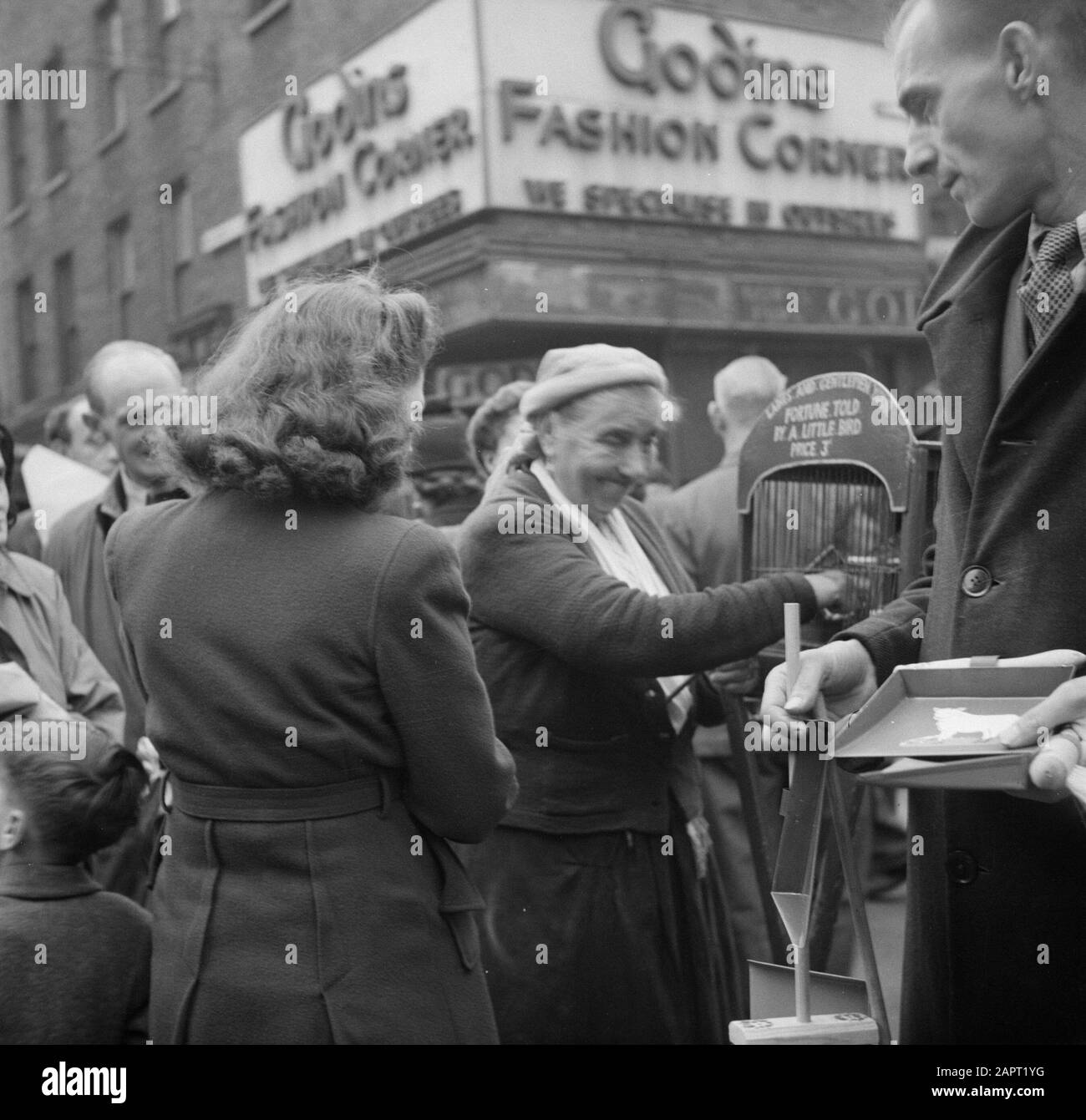 Marché à Petticoat Lane, Londres UN caissier de fortune prédit l'avenir à l'aide d'un oiseau Date: 1947 lieu: Angleterre, Londres mots clés: Marchés, prévisions futures Banque D'Images