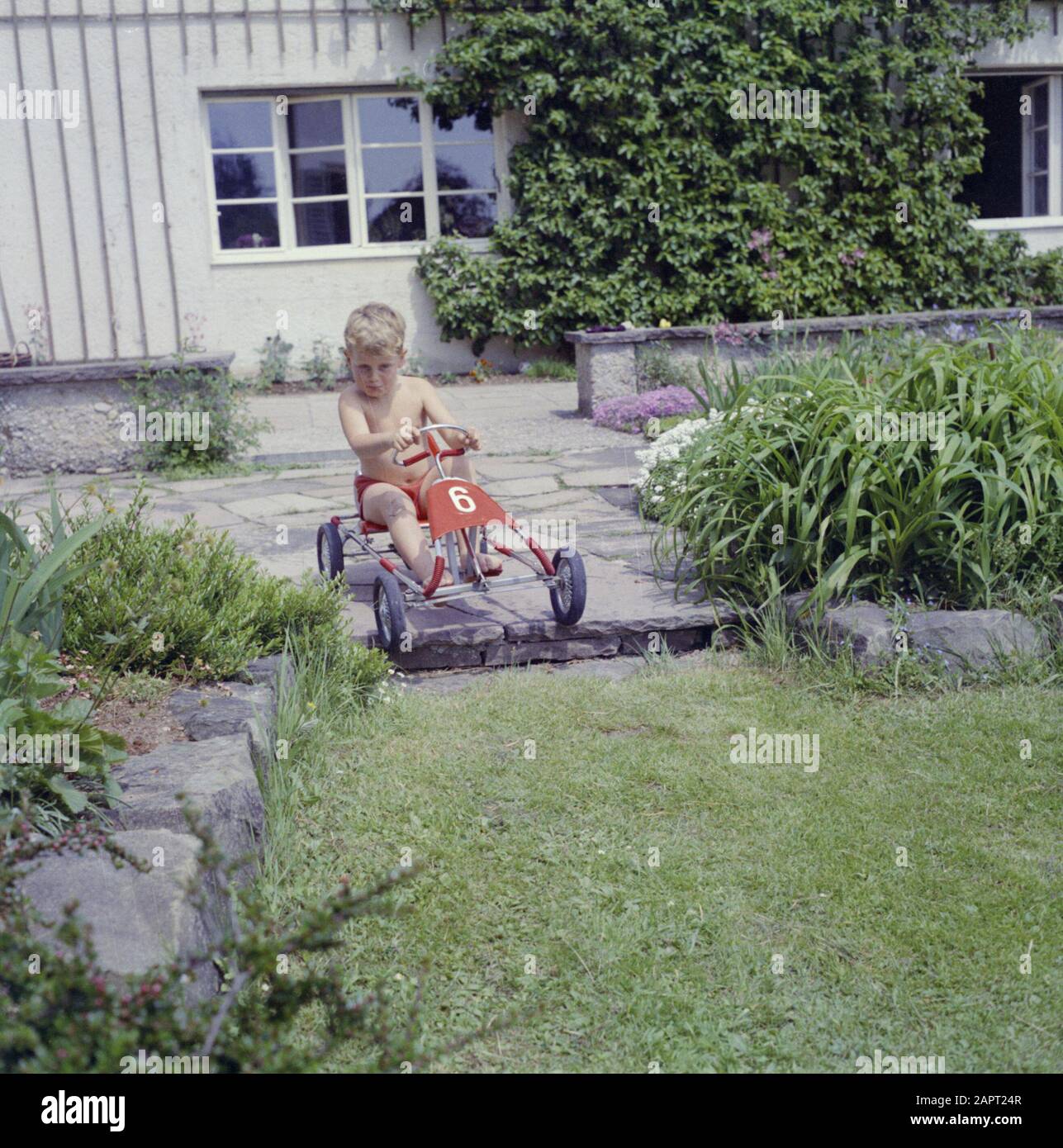Visite à Icking UN fils Kreisselmeier avec son Go-kart Date: Mai 1964 lieu: Bavière, Allemagne mots clés: Garçons, terrasses, jardins Banque D'Images Visite à Icking UN fils Kreisselmeier avec son Go-kart Date: Mai 1964 lieu: Bavière, Allemagne mots clés: Garçons, terrasses, jardins Banque D'Images