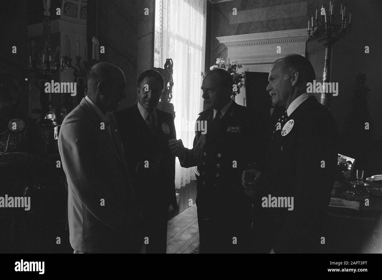 Livre sur la 101ème Division aéroportée offerte par d'anciens guerriers à la Reine Juliana au Palais Soestdijk Certains de ceux présents à la réception Date: 20 septembre 1979 lieu: Baarn, Utrecht (Prov) mots clés: Livres, palais, réceptions Banque D'Images