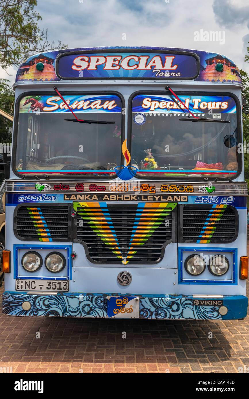 Le devant d'un bus touristique Sri-lankais traditionnel, une vue familière sur les routes du Sri Lanka. Banque D'Images