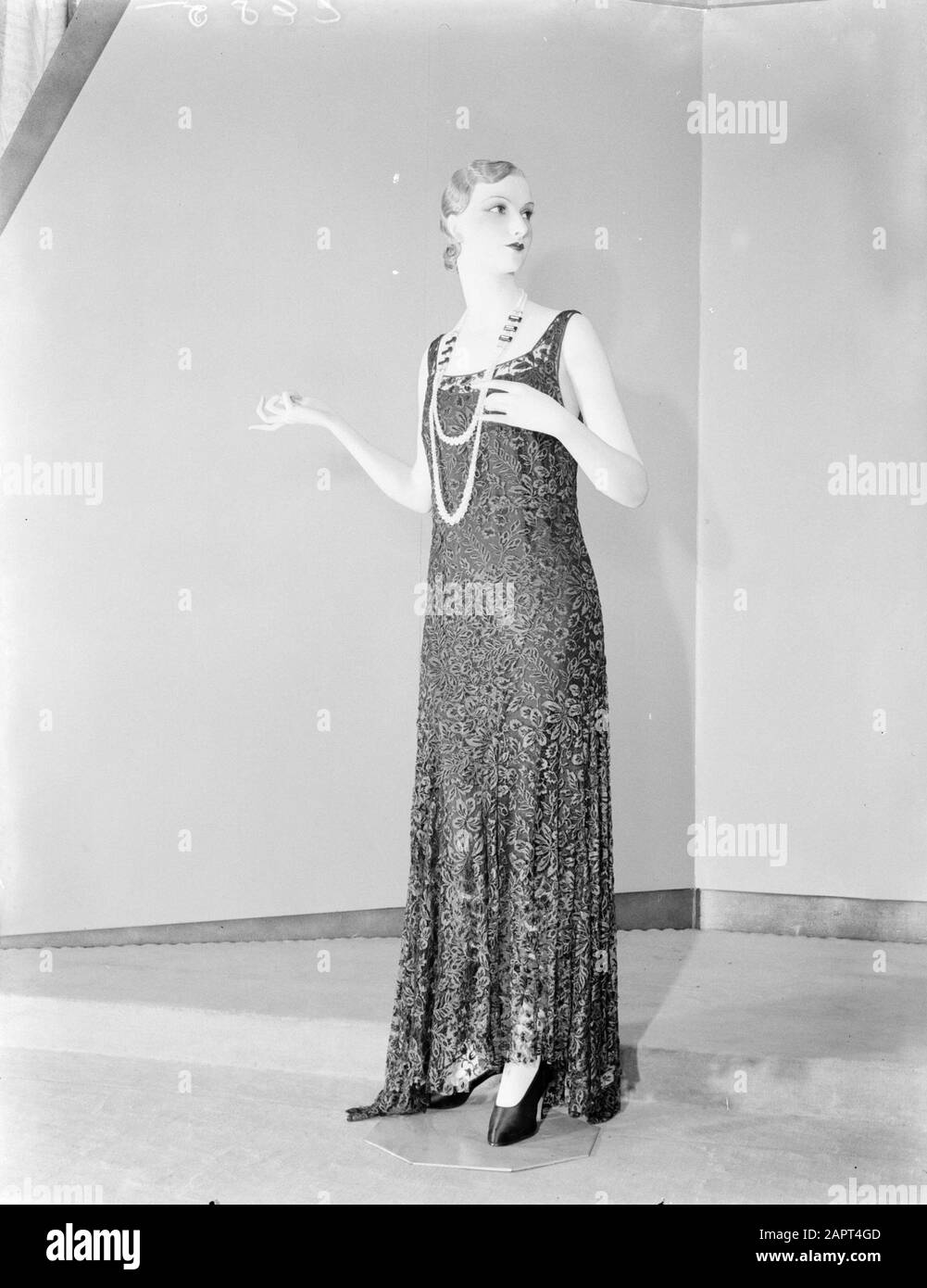 Photographie de mode mannequin de la fa. Imans modèle Greta Garbo en soirée robe avec collier Annotation: Pierre Imans fabricant de mannequins de cire, souvent après la ressemblance de célèbres personnes de la showbizz Date : 1933 lieu: France, Paris mots clés: Mannequin, vitrines de magasins, mode, textile, cire images Nom personnel: Garbo, Greta Banque D'Images
