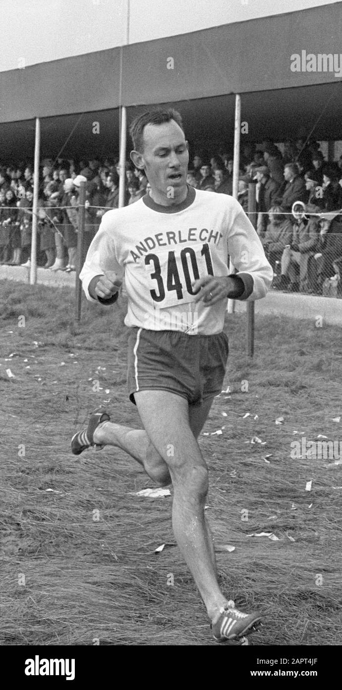 Le coureur belge Eugene Allonsius continue de finir. Banque D'Images