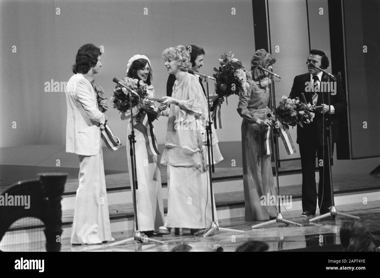 Concours Eurovision de la chanson 76 La Haye; lauréats Frères de l'Homme Obtenez les médailles de Getty (Teach Inn) Date: 3 avril 1976 lieu: La Haye, Zuid-Holland mots clés: Médailles, gagnants, festivals de chanson Nom personnel: Fraternité de l'Homme, Concours Eurovision de la chanson Nom de l'institution: Enseigner Banque D'Images