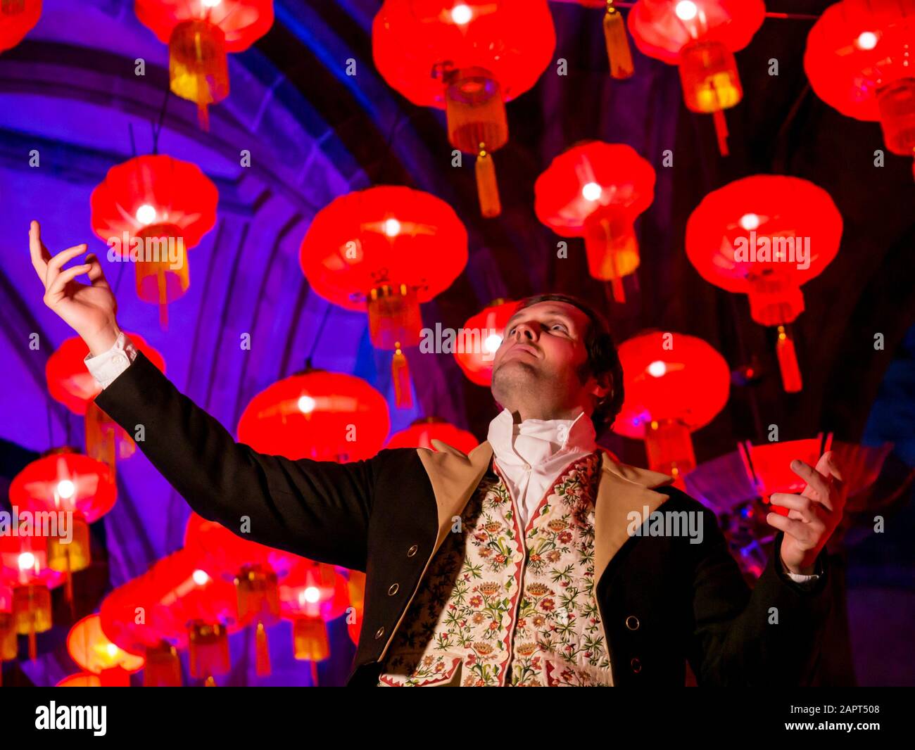 Gareth Morrison en costume d'époque joue Robert Burns, poète écossais au lancement du festival annuel Burns & Beyond pour marquer Burns Night au High Kirk de St Giles, qui coïncide avec le nouvel an chinois, année du rat, célébrations. Des lanternes chinoises rouges sont accrochés au plafond voûté de la cathédrale Banque D'Images